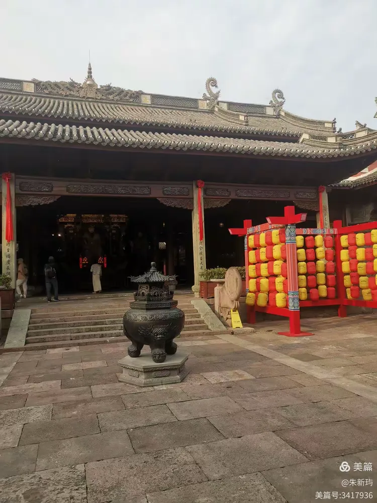 城隍庙,以前来过,但是城隍庙没开.鼓楼老街牌楼